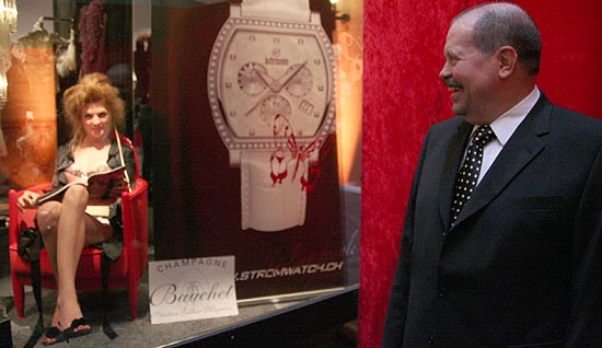 Armin Strom bewundert eines der Dessous Uhrenschau Models (Foto: MartiN Schmitz)